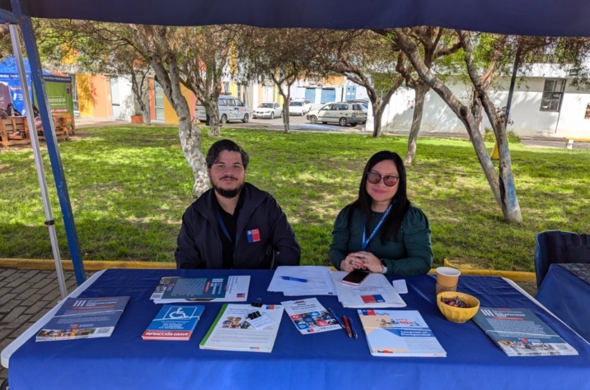 Profesionales de Senadis en el stand.