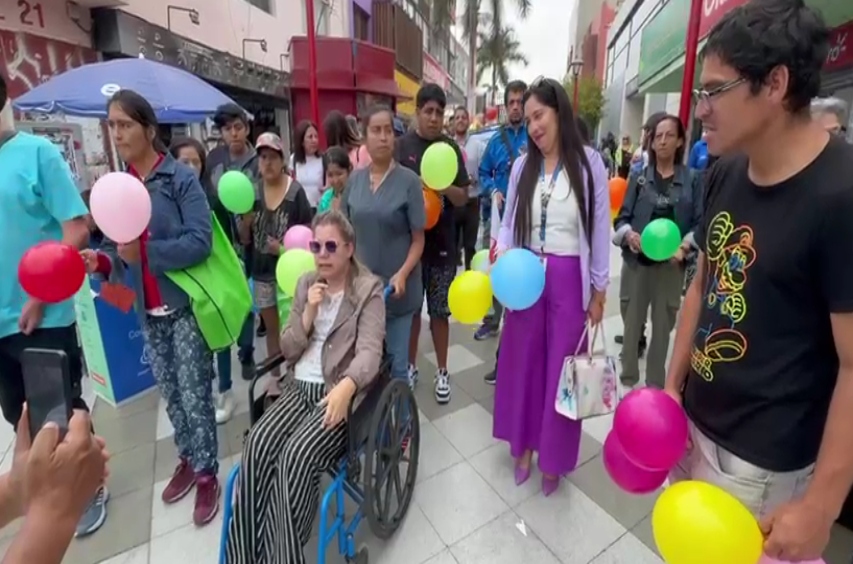 Foto grupal del pasacalle en el paseo peatonal 21 de mayo.