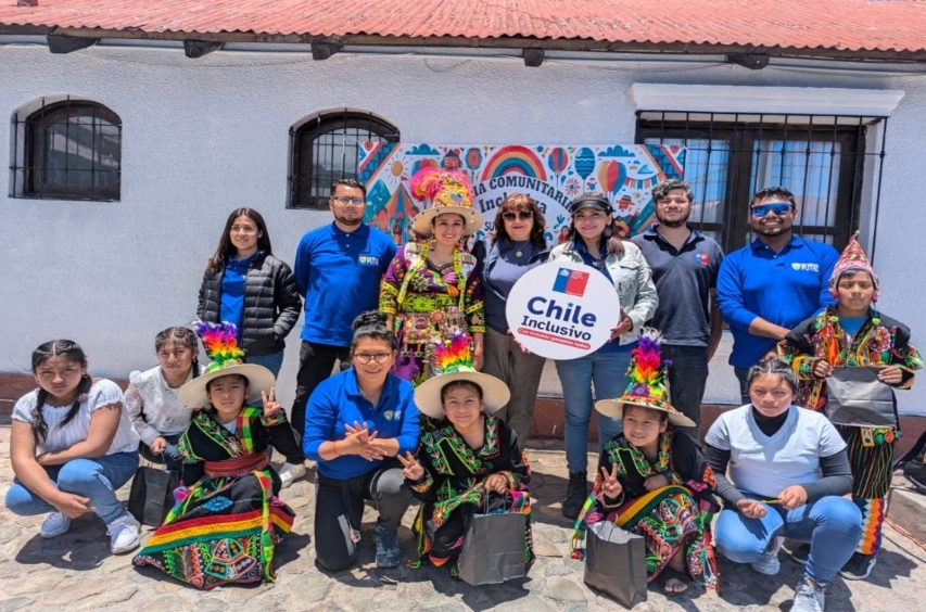 Foto grupal de los participantes en la actividad.