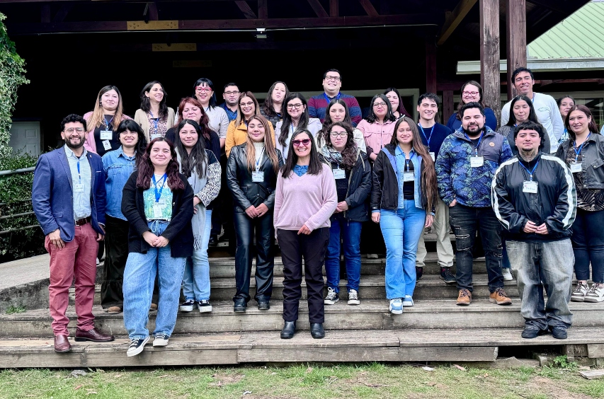 Foto grupal de los participantes en la actividad.