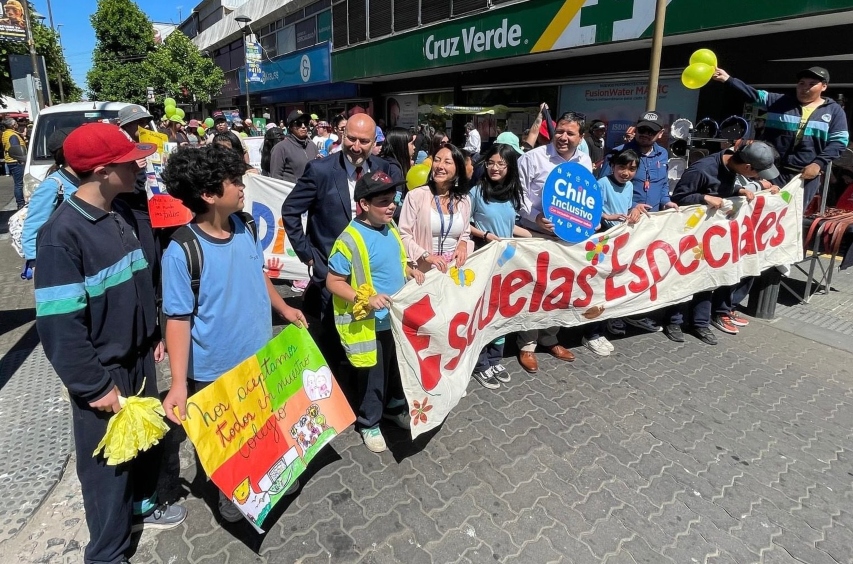 Autoridades participan en la marcha.