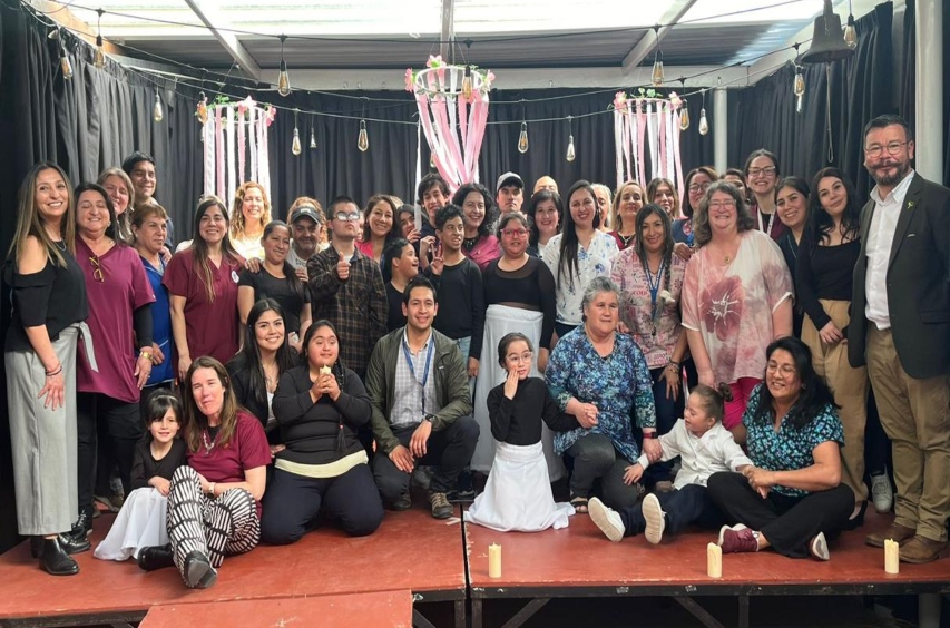 Foto grupal de los participantes en la ceremonia.