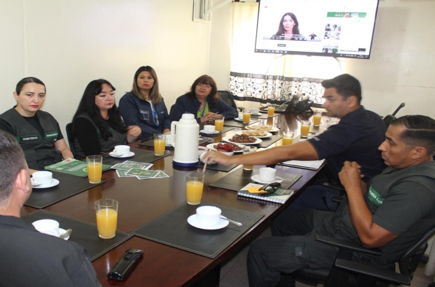 Plano general de los participantes en la charla. 