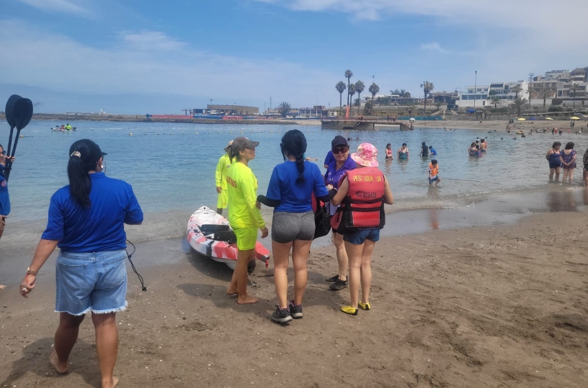 Persona con discapacidad participa del Kayak adaptado en la playa La Lisera.