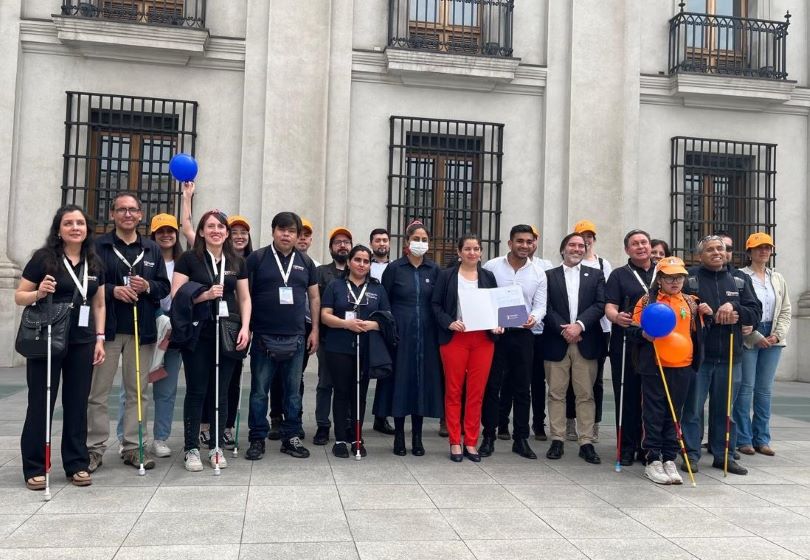 Autoridades junto a delegación de Fundación en frontis del Palacio de la Moneda.