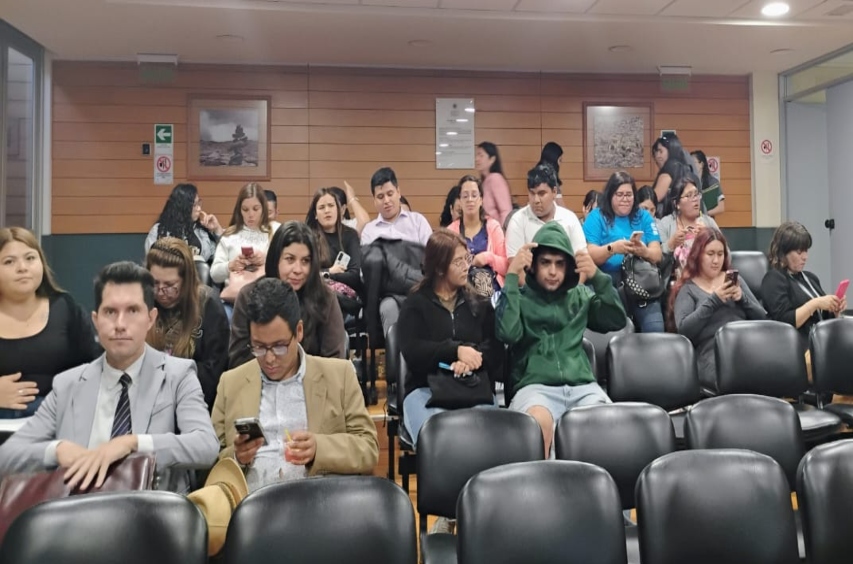 Foto grupal de los participantes en el Seminario.