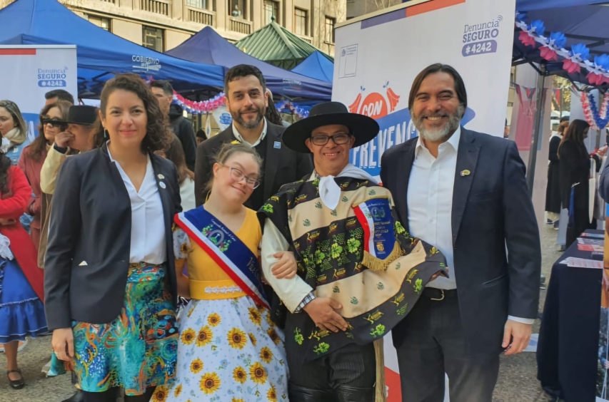 Autoridades junto a pareja de huasos compuesta por Marcelo Quinteros y Paloma Martínez.